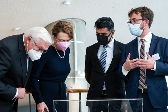 Bundespräsident Frank-Walter Steinmeier (l) und seine Frau Elke Büdenbender (2.