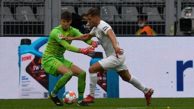 Der FC Augsburg muss vorerst auf Florian Niederlechner (r) verzichten. Der FC Augsburg muss vorerst auf Florian Niederlechner (r) verzichten.