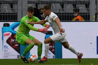 Der FC Augsburg muss vorerst auf Florian Niederlechner (r) verzichten.