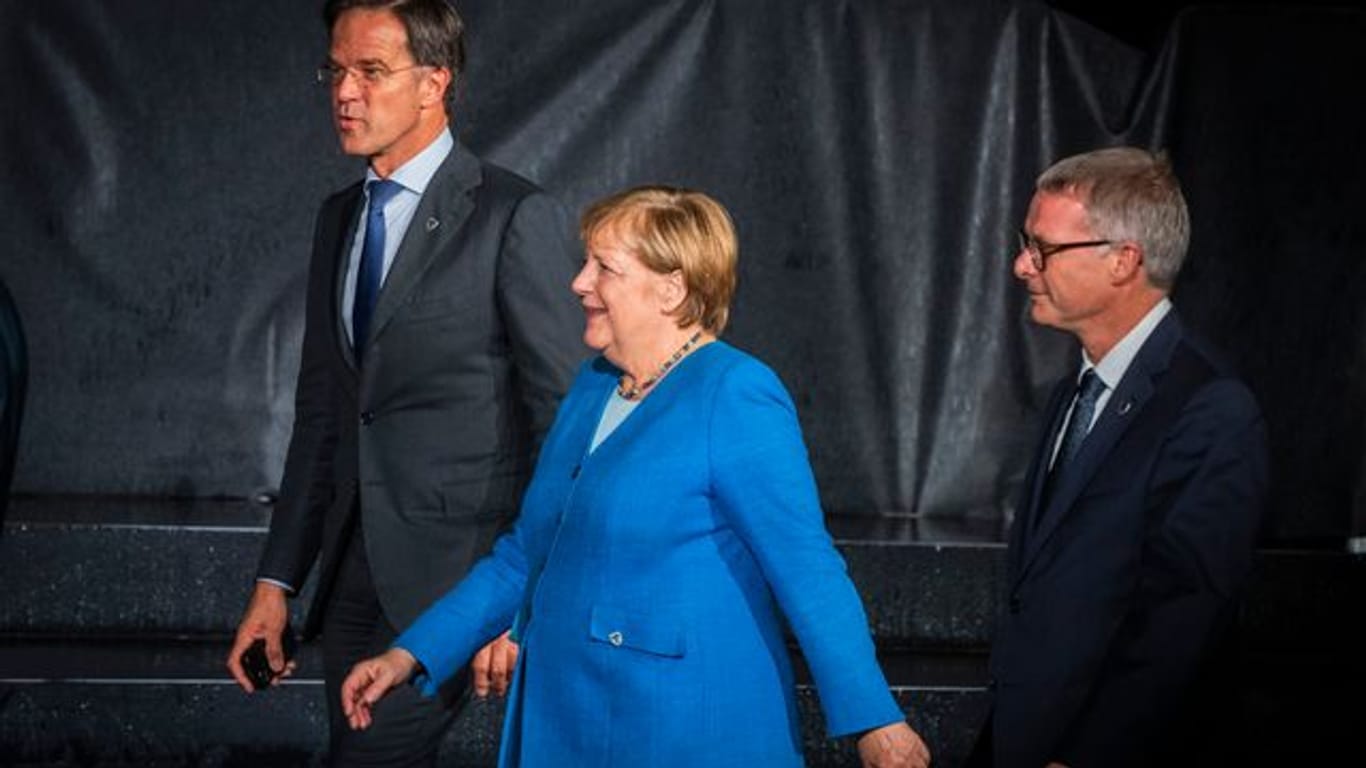Bundeskanzlerin Angela Merkel trifft mit weiteren EU-Staats- und Regierungschefs im Rahmen eines EU-Westbalkan-Gipfels ein.