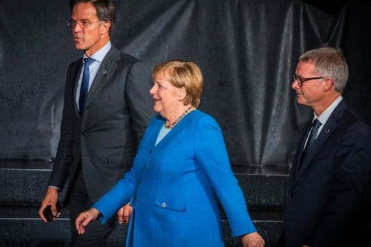 Bundeskanzlerin Angela Merkel trifft mit weiteren EU-Staats- und Regierungschefs im Rahmen eines EU-Westbalkan-Gipfels ein.