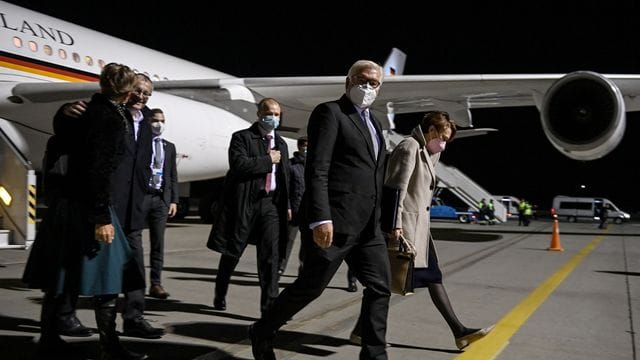 Bundespräsident Frank-Walter Steinmeier und seine Frau Elke Büdenbender kommen am Flughafen Boryspil in Kiew an. Bundespräsident Frank-Walter Steinmeier und seine Frau Elke Büdenbender kommen am Flughafen Boryspil in Kiew an.