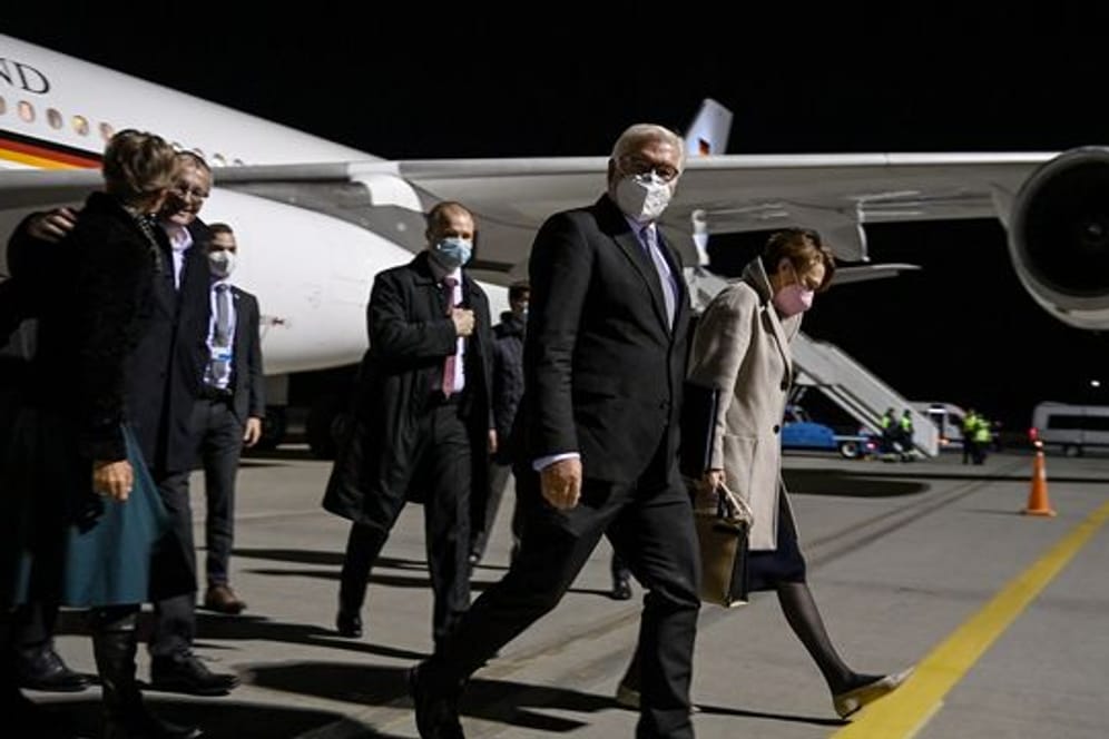 Bundespräsident Frank-Walter Steinmeier und seine Frau Elke Büdenbender kommen am Flughafen Boryspil in Kiew an.