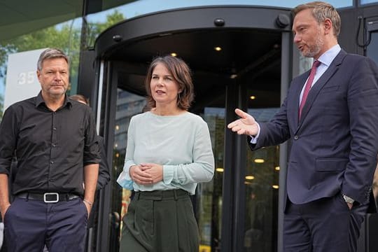 Annalena Baerbock, Robert Habeck und Christian Lindner geben nach Sondierungsgesprächen ein Pressestatement.