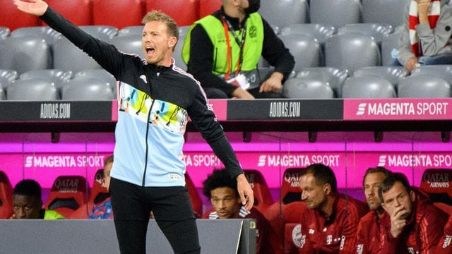Julian Nagelsmann findet es "relativ normal", dass mittlerweile auch für Fußball-Trainer Ablösesummen gezahlt werden. Julian Nagelsmann findet es "relativ normal", dass mittlerweile auch für Fußball-Trainer Ablösesummen gezahlt werden.