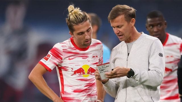 Spricht viel mit den Spielern: Leipzigs Trainer Jesse Marsch (r) zeigt Kevin Kampl seine Notizen. Spricht viel mit den Spielern: Leipzigs Trainer Jesse Marsch (r) zeigt Kevin Kampl seine Notizen.