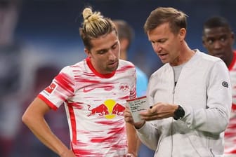 Spricht viel mit den Spielern: Leipzigs Trainer Jesse Marsch (r) zeigt Kevin Kampl seine Notizen.