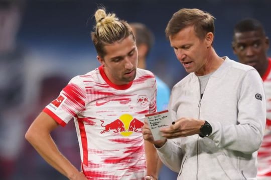 Spricht viel mit den Spielern: Leipzigs Trainer Jesse Marsch (r) zeigt Kevin Kampl seine Notizen.