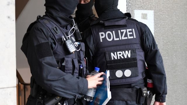 Polizisten durchsuchen ein Gebäude in Düsseldorf beim landesweiten Polizeieinsatz gegen Geldwäsche und Terrorfinanzierung. Polizisten durchsuchen ein Gebäude in Düsseldorf beim landesweiten Polizeieinsatz gegen Geldwäsche und Terrorfinanzierung.