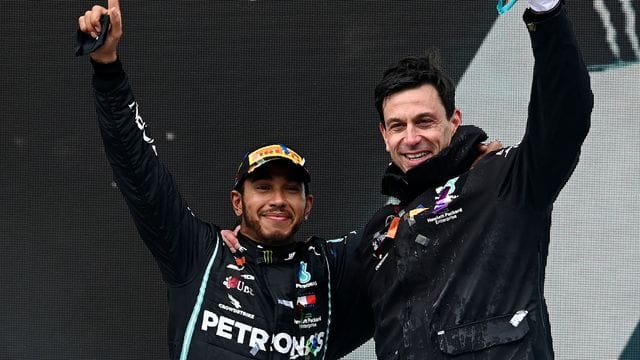 Immer skeptisch gegenüber der eigenen Leistung: Lewis Hamilton (l) und Motorsportchef Toto Wolff.