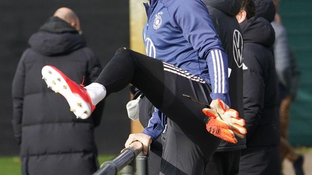 Bereit für das WM-Qualifikationsspiel gegen Rumänien: Kapitän Manuel Neuer kommt zum Training.