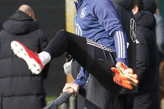 Bereit für das WM-Qualifikationsspiel gegen Rumänien: Kapitän Manuel Neuer kommt zum Training.