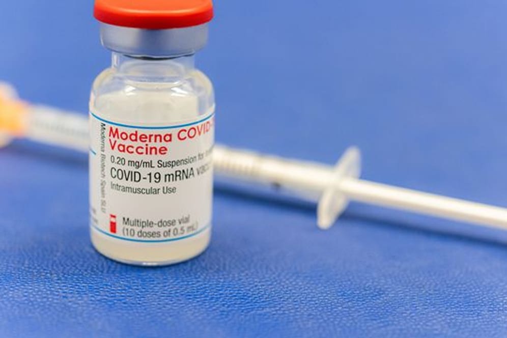 Der Moderna-Impfstoff in einem Fläschchen.
