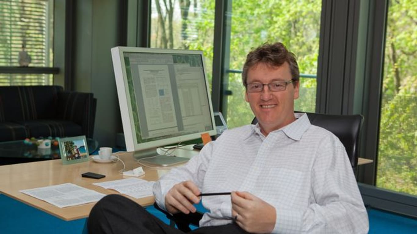 US-Forscher David MacMillan sitzt in einem Büro.