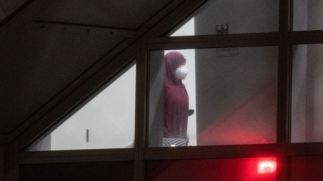 Eine verschleierte Frau betritt einen abgeschirmten Bereich der Bundespolizei am Flughafen Frankfurt. Eine verschleierte Frau betritt einen abgeschirmten Bereich der Bundespolizei am Flughafen Frankfurt.