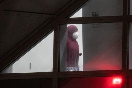 Eine verschleierte Frau betritt einen abgeschirmten Bereich der Bundespolizei am Flughafen Frankfurt.