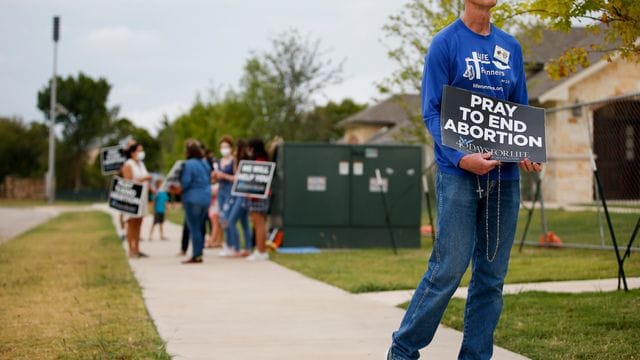 Timothy Dougherty und etwa andere Abtreibungsgegner protestieren vor einer Klinik in McKinney, Texas. Timothy Dougherty und etwa andere Abtreibungsgegner protestieren vor einer Klinik in McKinney, Texas.