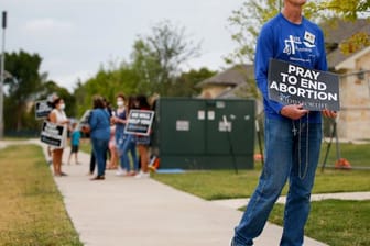 Timothy Dougherty und etwa andere Abtreibungsgegner protestieren vor einer Klinik in McKinney, Texas.