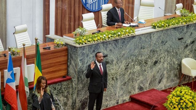 Äthiopiens Minsterpräsident Abiy Ahmed (M) wurde für eine zweite Amtszeit vereidigt. Äthiopiens Minsterpräsident Abiy Ahmed (M) wurde für eine zweite Amtszeit vereidigt.