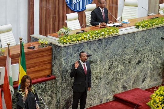 Äthiopiens Minsterpräsident Abiy Ahmed (M) wurde für eine zweite Amtszeit vereidigt.