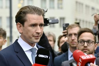 Österreichs Bundeskanzler Sebastian Kurz steht Journalisten Rede und Antwort.