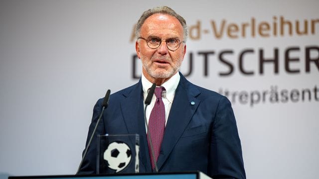 Karl-Heinz Rummenigge lobt den neuen Bundestrainer Hansi Flick. Karl-Heinz Rummenigge lobt den neuen Bundestrainer Hansi Flick.