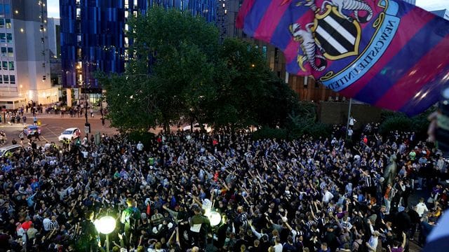 Die Fans von Newcastle United feiern die Übernahme vor dem Stadion St. Die Fans von Newcastle United feiern die Übernahme vor dem Stadion St.