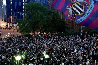Die Fans von Newcastle United feiern die Übernahme vor dem Stadion St.