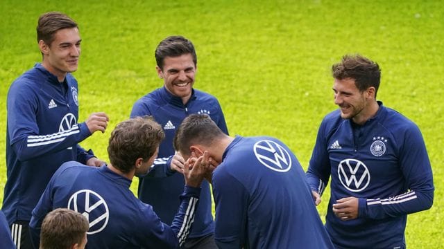 Die DFB-Spieler haben beim Abschlusstraining im Volksparkstadion beste Laune.