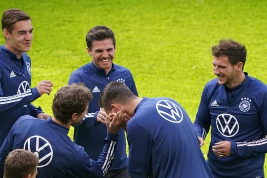 Die DFB-Spieler haben beim Abschlusstraining im Volksparkstadion beste Laune.