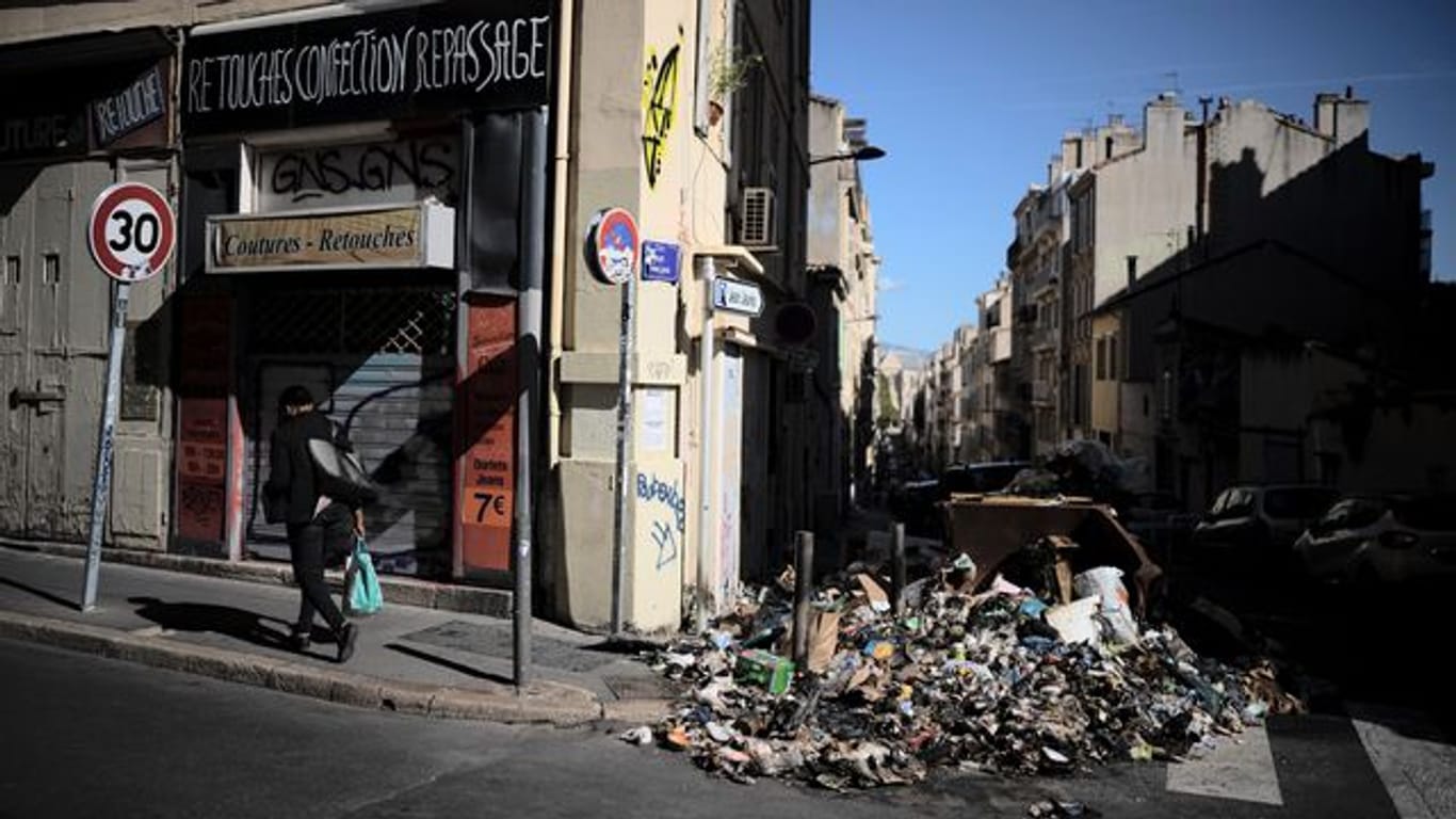 Ein Haufen verbrannter Abfälle in Marseille.