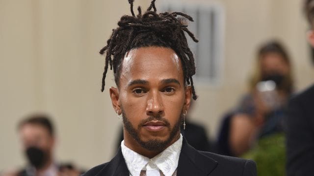 Schöpft bei Ausflügen in die Modeszene Kraft für die Rennen: Lewis Hamilton.