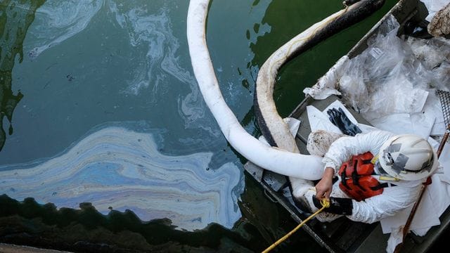 Arbeiter im Schutzanzug im Einsatz.