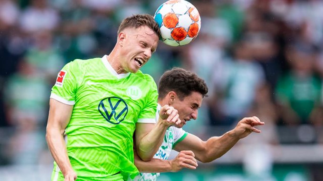Wolfsburgs Yannick Gerhardt (l) hat sich eine Prellung am Mittelfuß zugezogen.