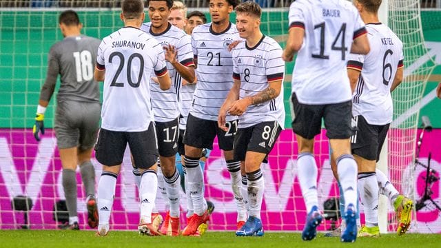 Die U21-Spieler feiern den Sieg gegen das Team aus Israel.