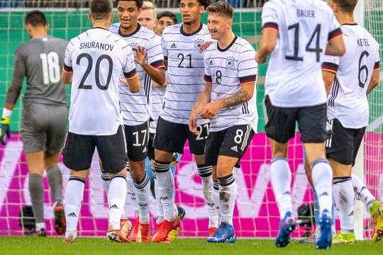 Die U21-Spieler feiern den Sieg gegen das Team aus Israel.