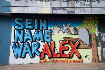 Graffiti "Sein Name war Alex": Drei Wochen nach der Tat fand eine Trauerfeier für den 20-Jährigen statt.