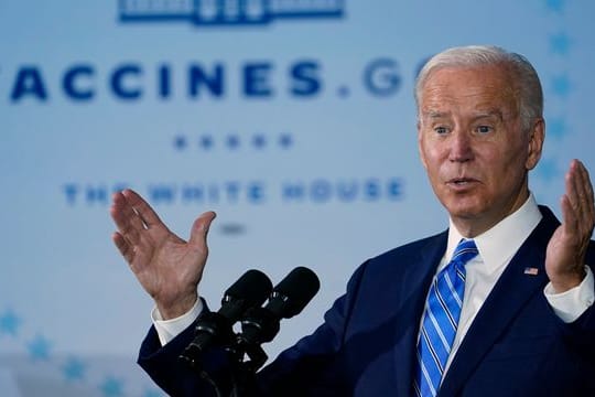 US-Präsident Joe Biden verteidigt weitgehende Corona-Impfpflichten für Arbeitnehmer.