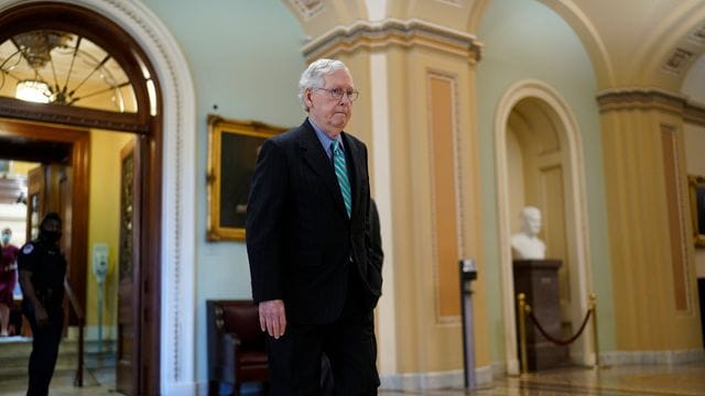 McConnell, Minderheitsführer der Republikaner im Senat, bietet an, eine Notfall-Anhebung der Schuldengrenze nicht zu blockieren.