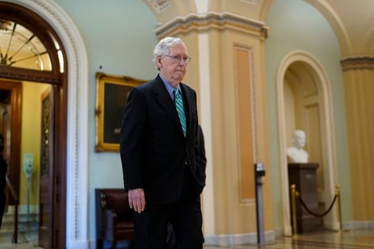 McConnell, Minderheitsführer der Republikaner im Senat, bietet an, eine Notfall-Anhebung der Schuldengrenze nicht zu blockieren.