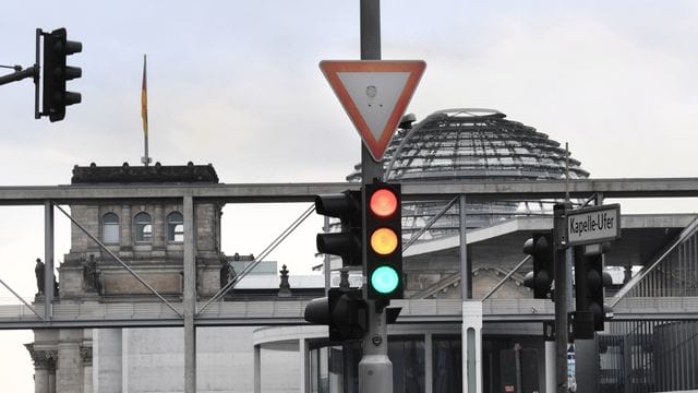 SPD, Grüne und FDP wollen bis Freitag kommende Woche Weichen für mögliche Ampel-Koalition stellen. SPD, Grüne und FDP wollen bis Freitag kommende Woche Weichen für mögliche Ampel-Koalition stellen.