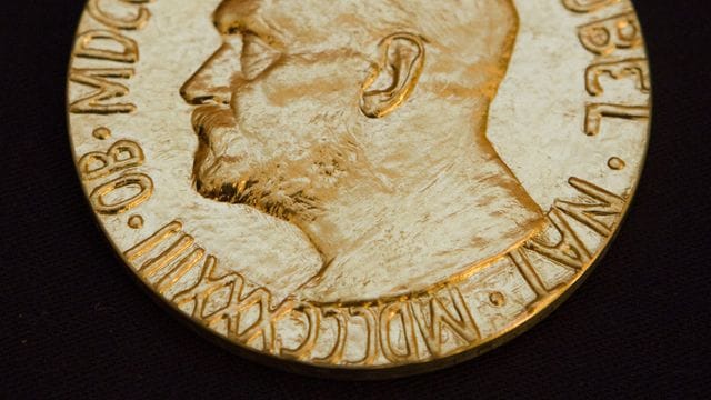 Soe sieht die Vorderseite der Medaille des Friedensnobelpreises aus. Soe sieht die Vorderseite der Medaille des Friedensnobelpreises aus.
