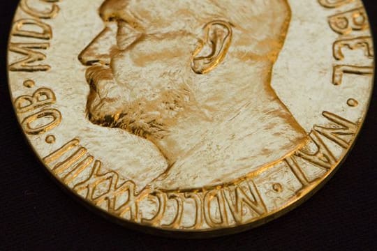 Soe sieht die Vorderseite der Medaille des Friedensnobelpreises aus.