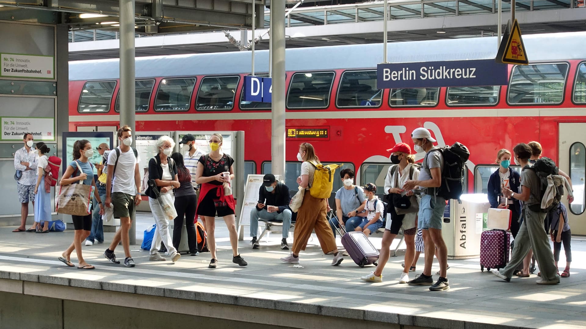 Reisende am Bahnsteig Berlin Südkreuz (Archivbild): Fahrgäste müssen mehr Zeit einplanen. Reisende am Bahnsteig Berlin Südkreuz (Archivbild): Fahrgäste müssen mehr Zeit einplanen.