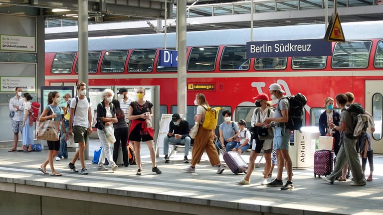 Reisende am Bahnsteig Berlin Südkreuz (Archivbild): Fahrgäste müssen mehr Zeit einplanen.