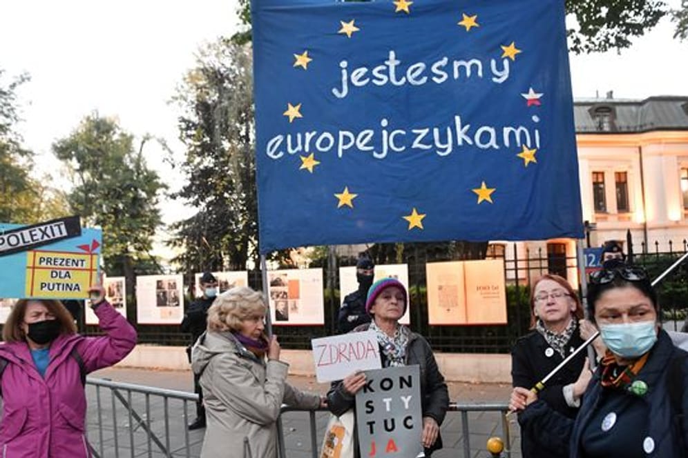 Das Verfassungsgericht in Warschau hat entschieden, dass mehrere Artikel der EU-Verträge nicht mit der polnischen Verfassung vereinbar seien.
