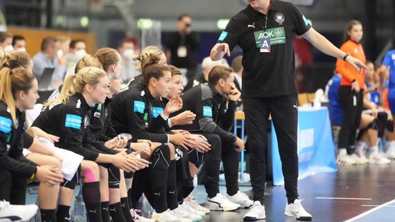 Bundestrainer Henk Groener spricht mit den deutschen Nationalspielerinnen.