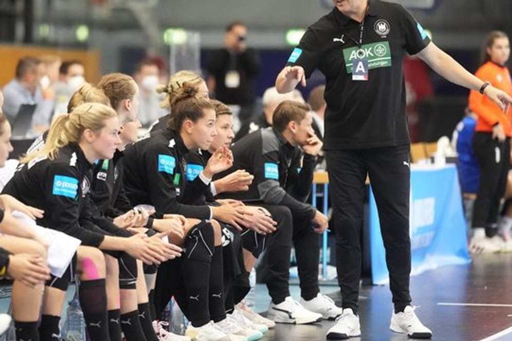 Bundestrainer Henk Groener spricht mit den deutschen Nationalspielerinnen.