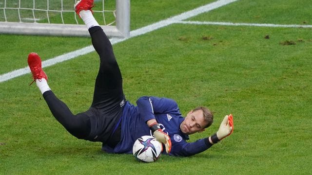 DFB-Torwart Manuel Neuer soll Probleme mit den Adduktoren haben.