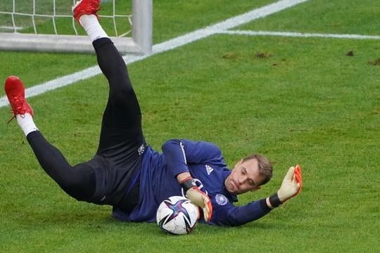 DFB-Torwart Manuel Neuer soll Probleme mit den Adduktoren haben.